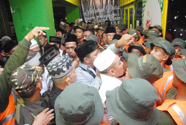 Tampak anggota Banser saat saling dorong dengan rombongan dari PWNU NTT. (foto: rony suhartomo/BANGSAONLINE)