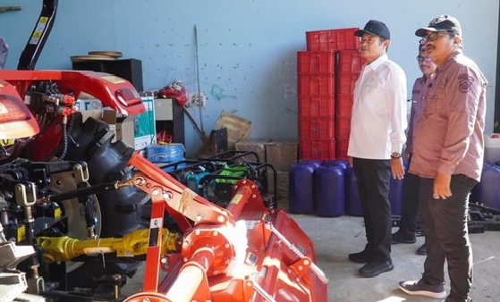 Bupati Lamongan saat meninjau alsintan bantuan dari Pemerintah Pusat