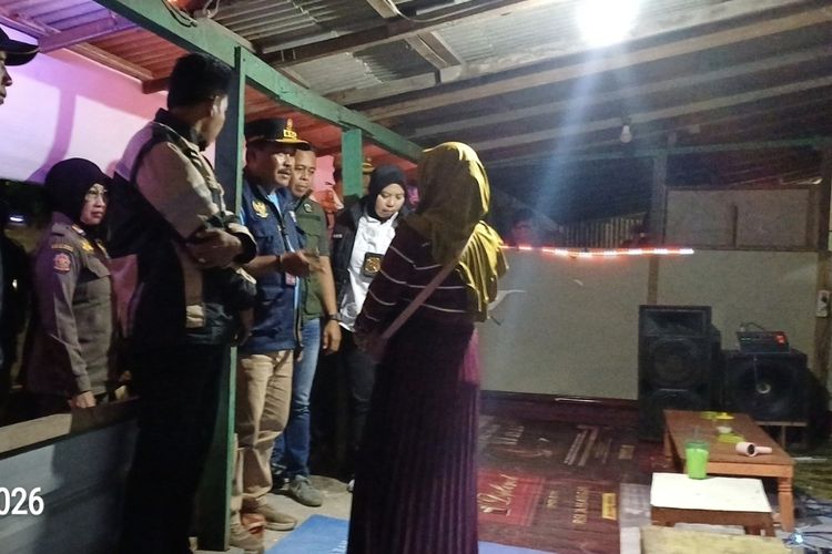 Razia di salah satu warung yang berada di akses menuju Jembatan Suramadu