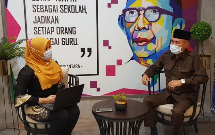 Dr. Lia Istifhama, M.E.I., Praktisi Pendidikan Jatim dalam sebuah diskusi bersama Kepala Dinas Pendidikan Jatim Wahid Wahyudi. foto: istimewa