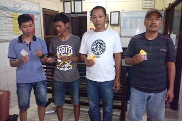 Para tersangka menunjukkan barang bukti kartu domino di Polsek Candi. foto: agus HP/BANGSAONLINE