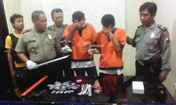 Para pelaku ketika diamankan di Mapolsek Manyar. foto: syuhud/ BANGSAONLINE