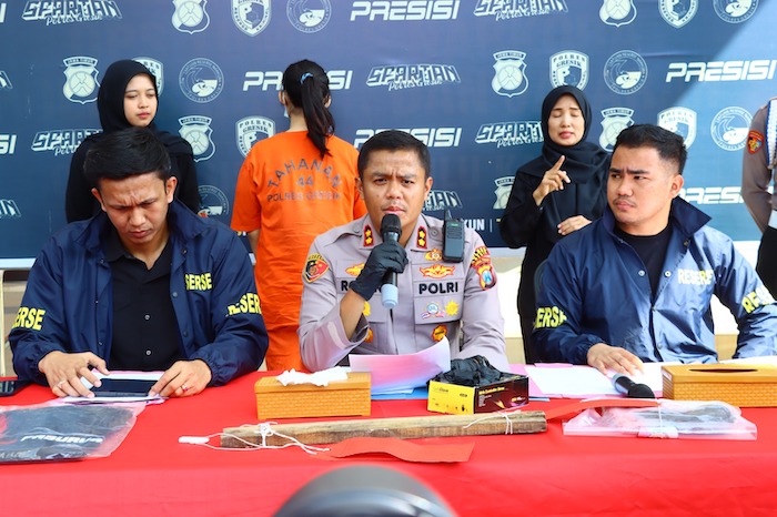 Kapolres Gresik, AKBP Rovan Richard Mahenu saat konferensi pers kasus pembuangan bayi hingga tewas. Foto: Ist.