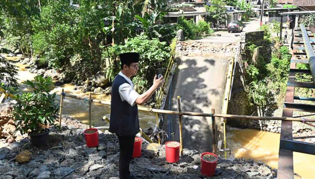 Bupati Trenggalek saat meninjau Jembatan Dung Buceng yang putus. 