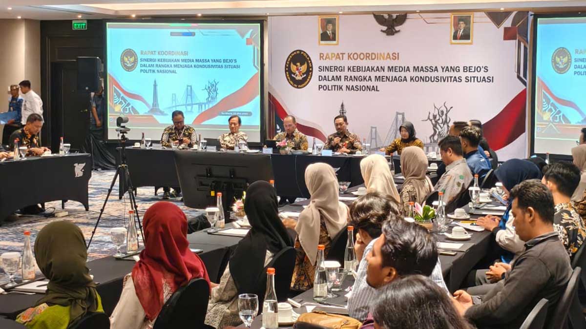 Rapat koordinasi sinergi kebijakan media massa di Surabaya. 