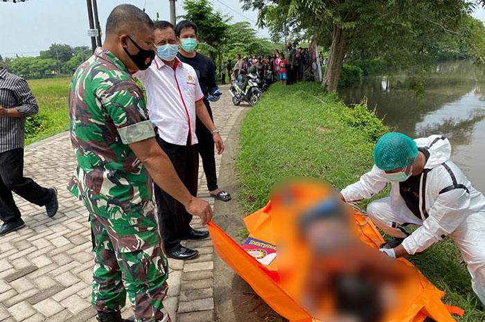Petugas saat mengevakuasi mayat perempuan yang mengapung di Sungai Singkil, Desa Siwalan Panji, Kecamatan Buduran, Sidoarjo.