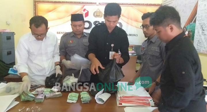 Petugas mengamankan barang bukti berupa uang tunai senilai Rp 66 Juta.