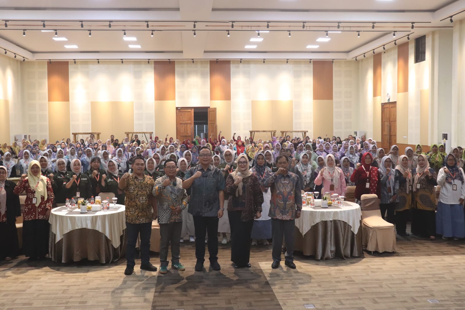 Wabup Gresik Asluchul Alif, Camat Manyar Hendriawan Susilo, dan Wakil Ketua PKDI Manyar Muhammad Suhel foto bersama peserta bimtek. Foto: Ist.