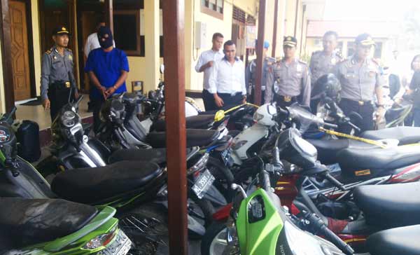 BODONG. Enam belas motor bodong diamankan di Mapolres Bojonegoro dari pelaku SL warga Kedungadem. Foto: eky nurhadi/BANGSAONLINE