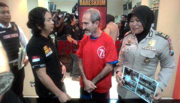 Pelawak Eko yang diduga lakukan penipuan, didampingi Kasatreskrim Polrestabes Surabaya, AKBP Takdir Matanette
foto: ekoyono/ BANGSAONLINE