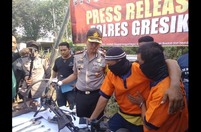 Kapolres Gresik AKBP Wahyu Sri Bintoro ketika ekspos pelaku. Foto: SYUHUD A/BANGSAONLINE.