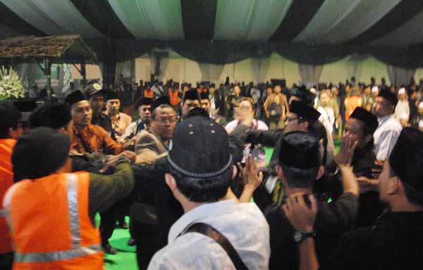 BANJIR INTERUPSI – Suasana sidang pleno dengan agenda pembahasan tata tertib (tatib) Muktamar ke-33 NU berjalan panas, Minggu (2/8) petang.