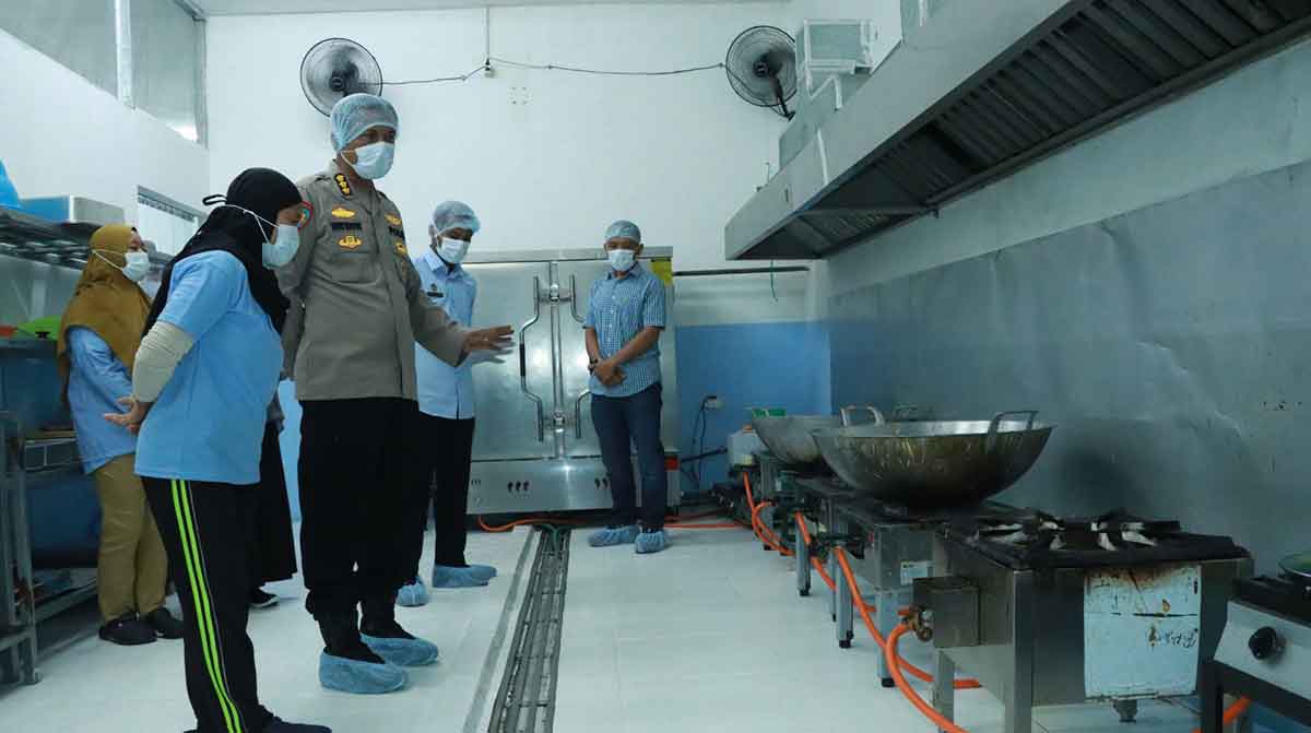 Ketua Tim Asistensi, Kombes Pol Yayat Ruhiyat, saat lakukan pengawasan SPPG di Buyos Yosowilangon, Kecamatan Manyar, Gresik. Foto: Ist