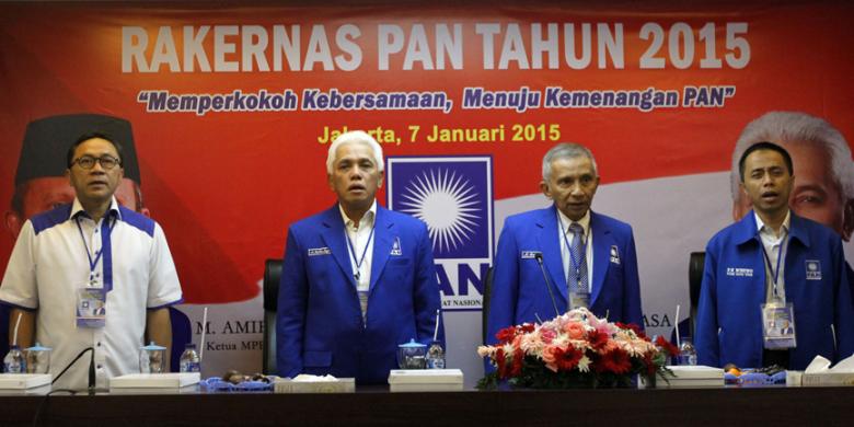 Ketua Majelis Pertimbangan Partai Amanat Nasional (PAN) Amien Rais (dua kanan) bersama Ketua Umum PAN Hatta Rajasa (dua kiri), Ketua DPP PAN Zulkifli Hasan (kiri), dan Wakil Ketua Umum Drajad Wibowo menyanyikan lagu kebangsaan Indonesia Raya saat membuka Rapat Kerja Nasional (Rakernas) PAN 2015 di Kantor DPP PAN, Jakarta, Rabu (7/1/2015). Kompas