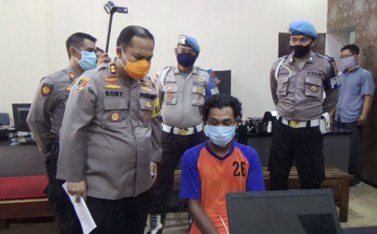 Pelaku saat berada di Mapolres Jombang.
