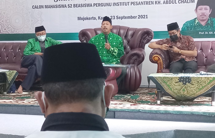 Ketua DPW Pergunu Jawa Timur H. Sururi, S.Ag., M.M. sedang memberikan pembekalan para calon mahasiswa beasiswa S2 IKHAC.