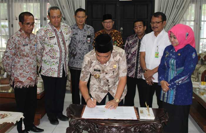 Bupati Fadeli saat penandatanganan MoU.