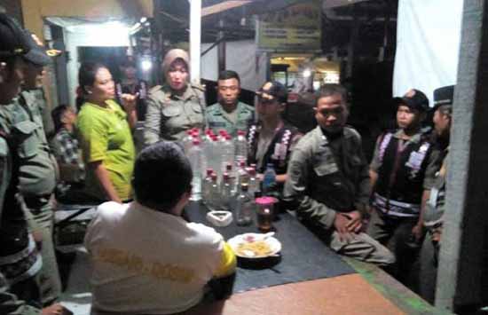 Penjaga warung ketika diamankan di petugas Dinas Satpol PP. foto: syuhud/ BANGSAONLINE