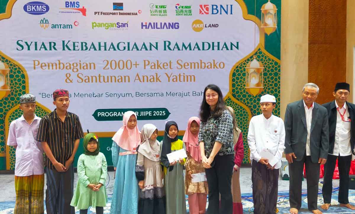 Manajemen PT BKMS saat santuni anak yatim piatu. Foto: Ist