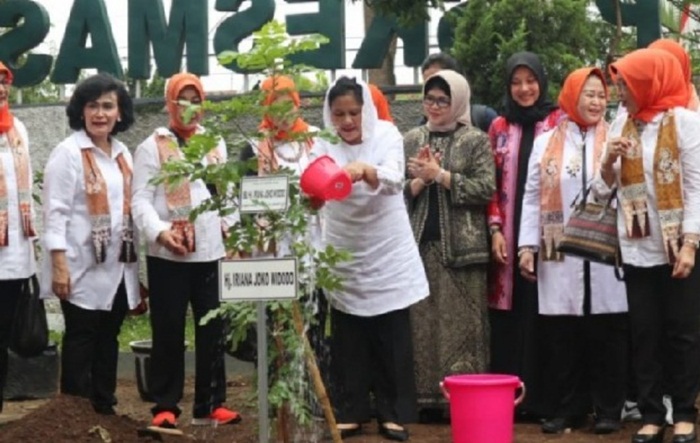 Didampingi Nina Soekarwo, ibu negara menanam pohon di depan Puskesmas Gitik Rogojampi Banyuwangi. Foto: GANDA S/BANGSAONLINE