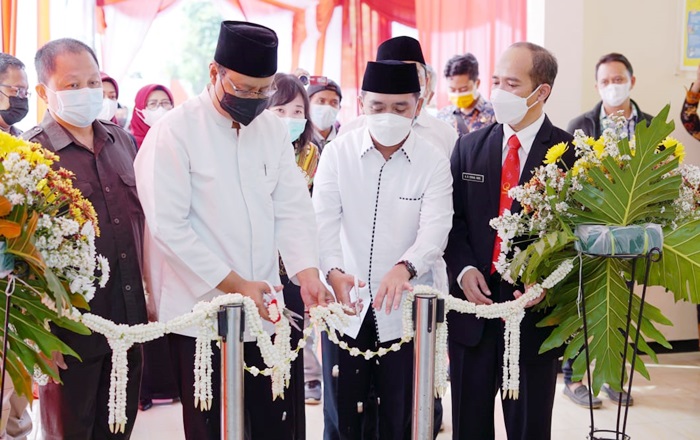 Wali Kota Gus Ipul bersama Wawali Adi saat memotong pita melati tanda resmi launching program DFAT dan CFW KOTAKU Kota Pasuruan.