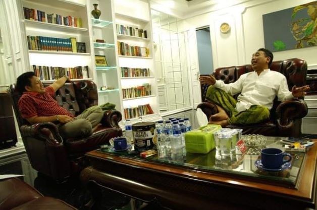 A Muhaimin Iskandar (kiri, baju merah) duduk di kursi jagongan dengan Yahya Cholil Staquf (kanan). Foto: istimewa 