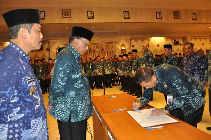 Bupati Sambari saat mengambil sumpah jabatan. foto: SYUHUD A/BANGSAONLINE 