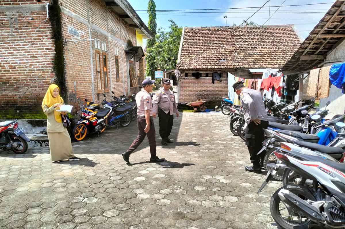 Polsek Kwadungan bersama pihak sekolah saat menggelar operasi dan sosialisasi knalpot brong, Kamis (19/1/2023)