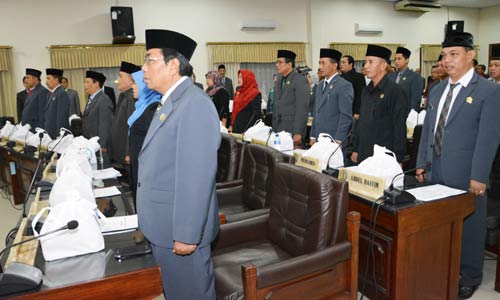 Para Anggota DPRD Kabupaten Kediri saat mengikuti rapat paripurna istimewa. (foto: arif kurniawan/BANGSAONLINE)