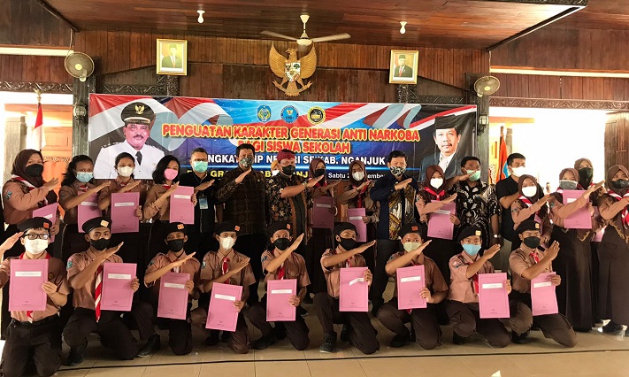 Plt. Bupati Nganjuk Marhaen Djumadi foto bersama para pelajar SMP.