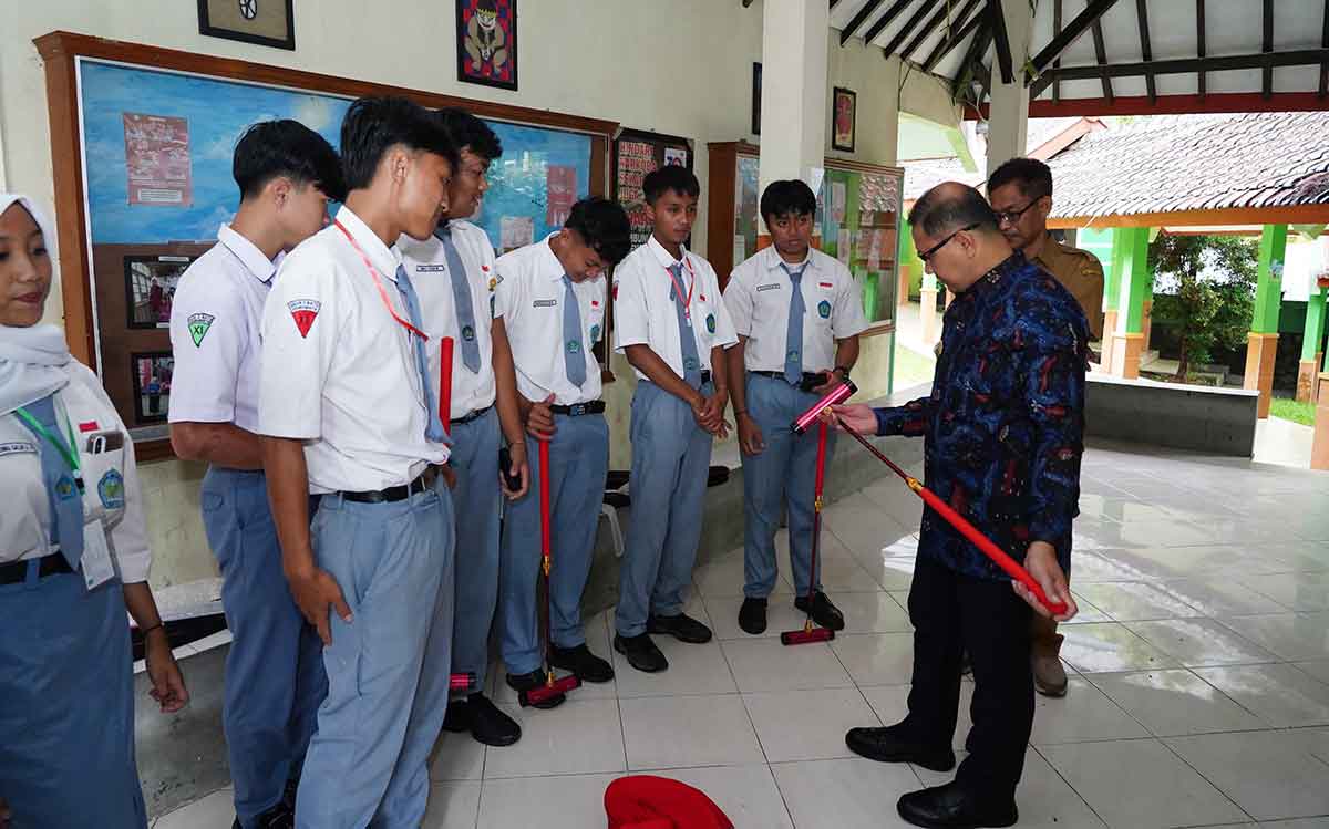 Pj Wali Kota Batu saat menyerahkan bantuan alat olahraga di SMAN 2.