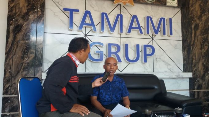 Taufik saat diwawancari Syaiful Bahri, wartawan  HARIAN BANGSA di Situbondo,  Selasa (13/9/2022).Foto: syaiful bahri/bangsaonline.com