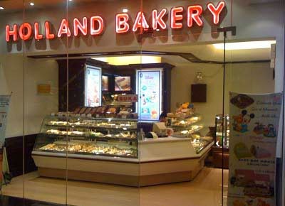 Outlet Holland Bakery di Jalan Kertajaya Surabaya Jawa Timur.  Foto: kota.com