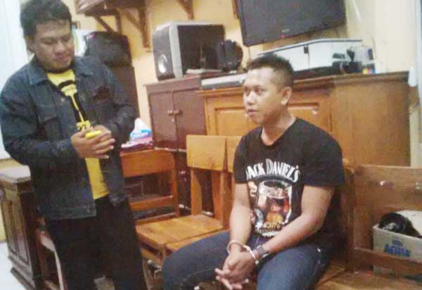 Pelaku saat hendak diperiksa di Mapolres Lamongan. (foto: haris/BANGSAONLINE)