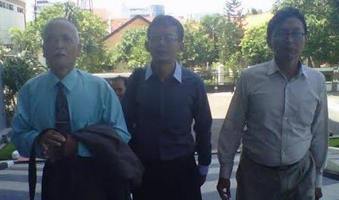 I Wayan Titip Sulaksana (kiri), saat mendatangi Kejati, beberapa waktu lalu. foto:nur faishal/bangsaonline