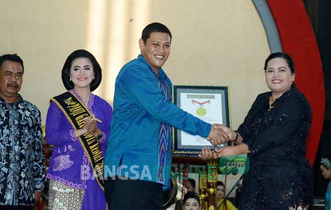 Wali Kota Kediri Abdullah Abu Bakar saat menerima penghargaan dari MURI atas busana kebaya terbanyak di indonesia. foto: arif kurniawan/ BANGSAONLINE