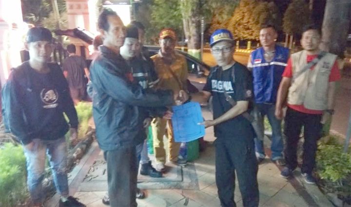 Empat warga Tuban yang dipulang dari Wamena diserahkan oleh Tagana kepada Dinsos P3A Tuban.