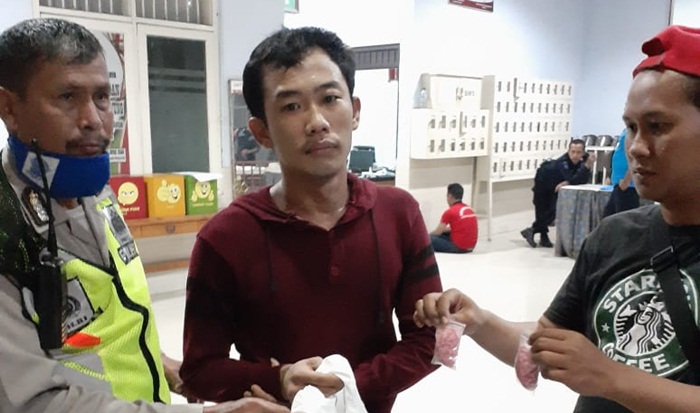 AU, pengunjung Lapas Porong yang kedapatan hendak menyelundupan narkoba jenis pil.