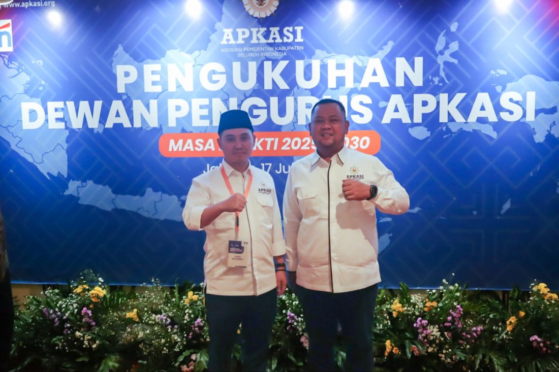 Bupati Gresik Fandi Akhmad Yani (kanan) usai ikuti pengukuhan pengurus Apkasi periode 2025-2030. Foto: Ist.