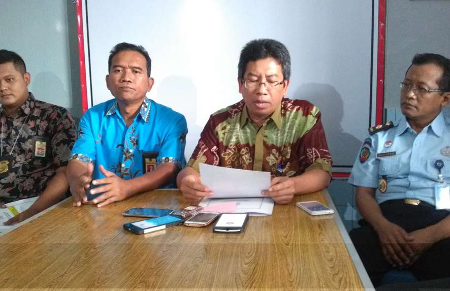 Kepala KPP Pratama Ponorogo Arista Priyo Adi saat memberikan keterangan pers di Rutan Ponorogo.