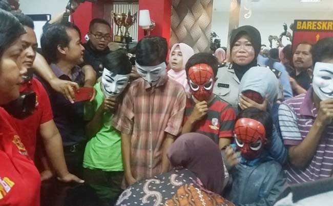 Delapan tersangka pencabulan yang rata rata masih anak-anak. Wali Kota Surabaya, Tri Rismaharini mengunjungi anak-anak ini baik sebagai pelaku maupun korban ketika di Polrestabes Surabaya.