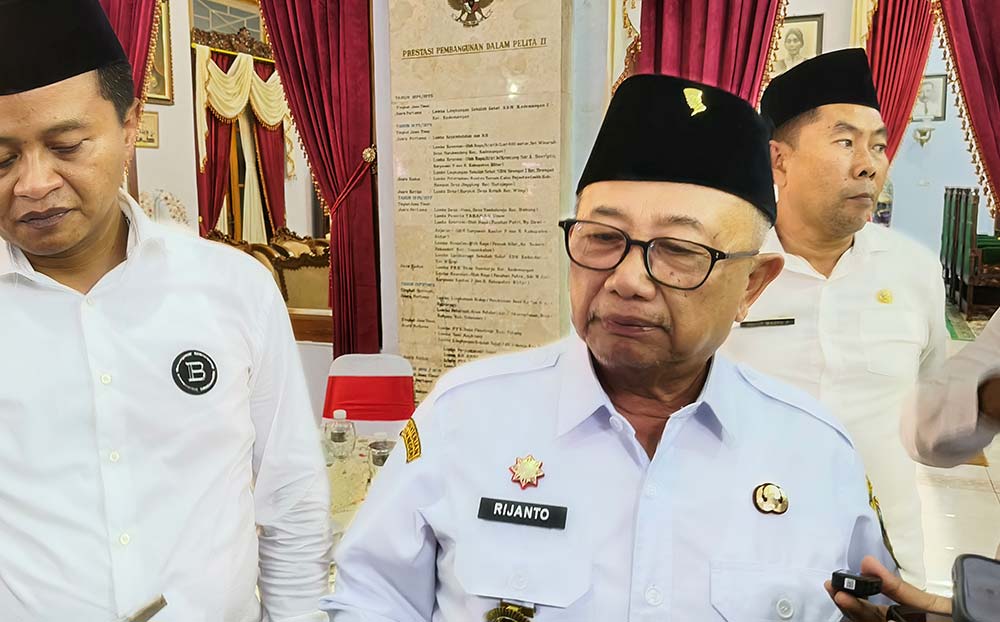 Bupati Blitar Rijanto didampingi Wakil Bupati Beky saat memberikan keterangan terkait penggunaan sound system dalam acara karnaval.