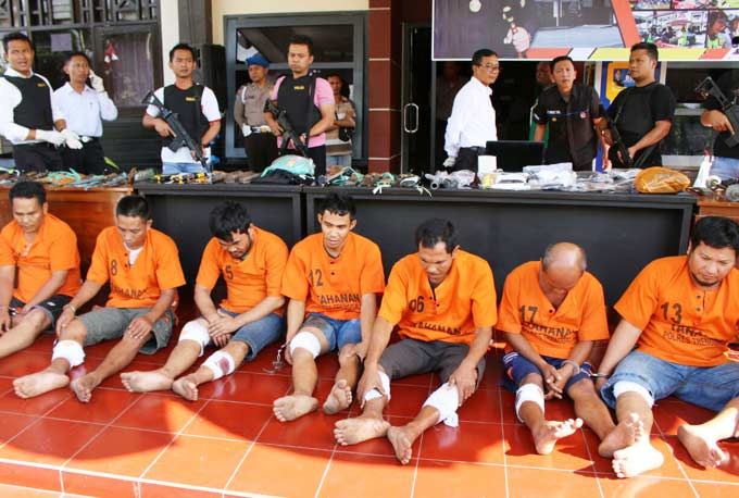 Kawanan perampok setelah dibekuk Polres Trenggalek. foto: HERMAN/ BANGSAONLINE
