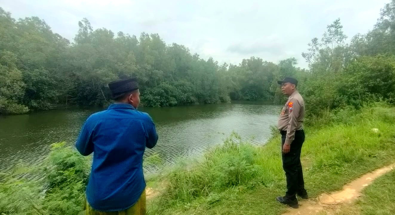 Anggota Polsek Karang Penang saat menyisir waduk Tlambah TKP hilangnya korban
