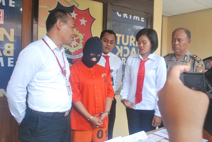 Pelaku saat dirilis di kantor Polres Ngawi.