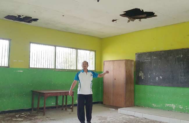 Kerusakan atap SDN Kalen tambah meluas. foto: yudi eko purnomo