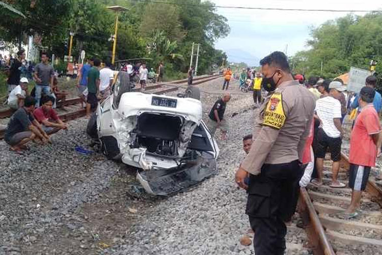 Kondisi mobil Toyota Agya setelah alami kecelakaan saat menyebrang di perlintasan kereta api di Desa Bancong, Wonoasri, Kabupaten Madiun, Minggu (11/9/2022)