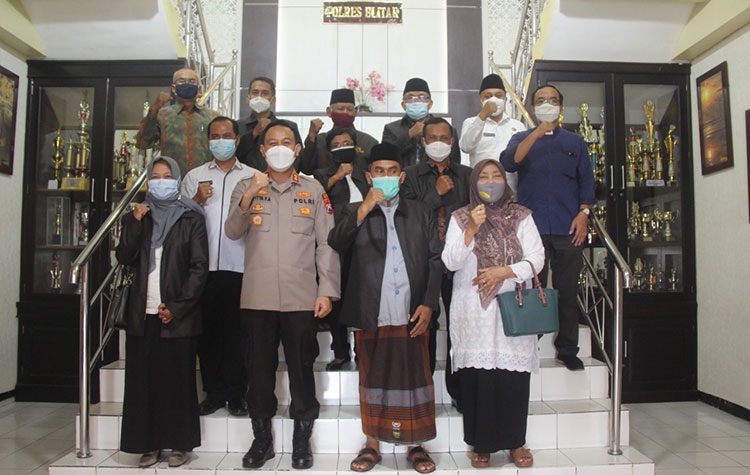 Kapolres Blitar AKBP Adhitya Panji Anom bersama tokoh agama. (foto: ist)