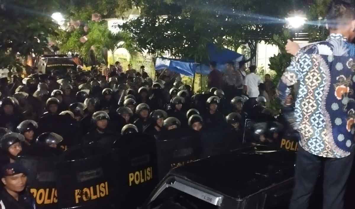 Polisi saat berjaga di Desa Laden, Pamekasan, tempat Hanan Attaki mengisi kajian.