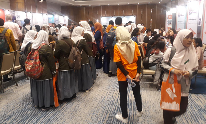 Pelajar Surabaya antusias menghadiri pameran pendidikan bertajuk Dutch Placement Day (DPD) 2019 di hotel Four Point. foto: DIDI ROSADI/ BANGSAONLINE